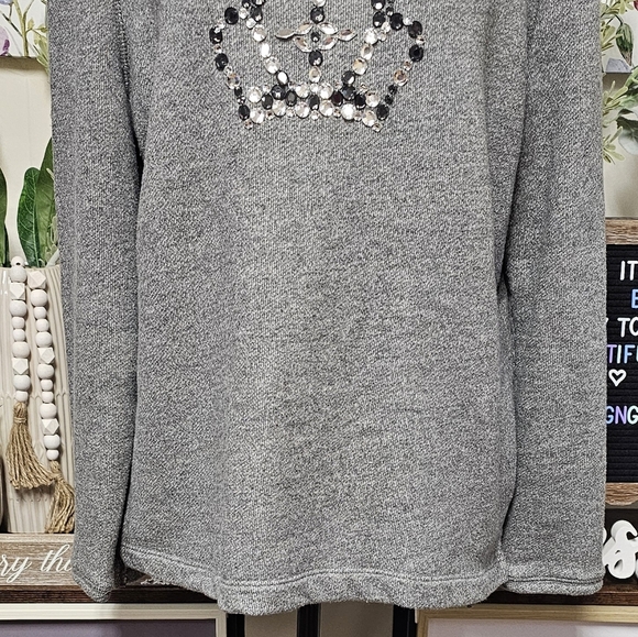 CROWN & IVY | COTTON BLEND LIGHT WEIGHT SCOOP NECK EMBELLISHED SWEATSHIRT - Picture 8 of 16